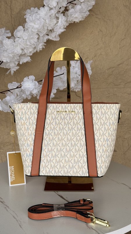 شنطة مايكل كورس / MICHAEL KORS حجم متوسط ماستر كواليتي بدون علبة